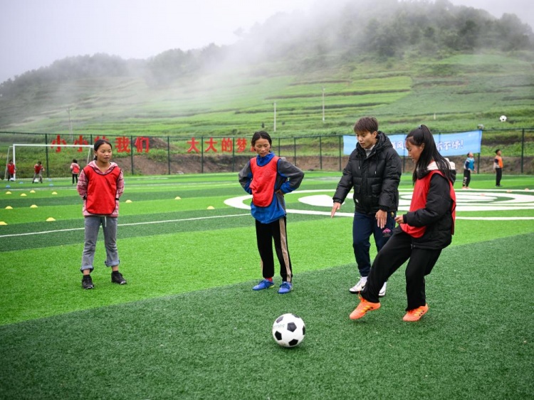 中国女足队员王霜走进大凉山 为瓦吾小学女足带来新希望 