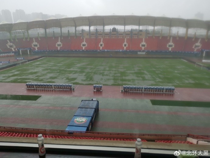 郑州大雨影响中超比赛 航海体育场积水 