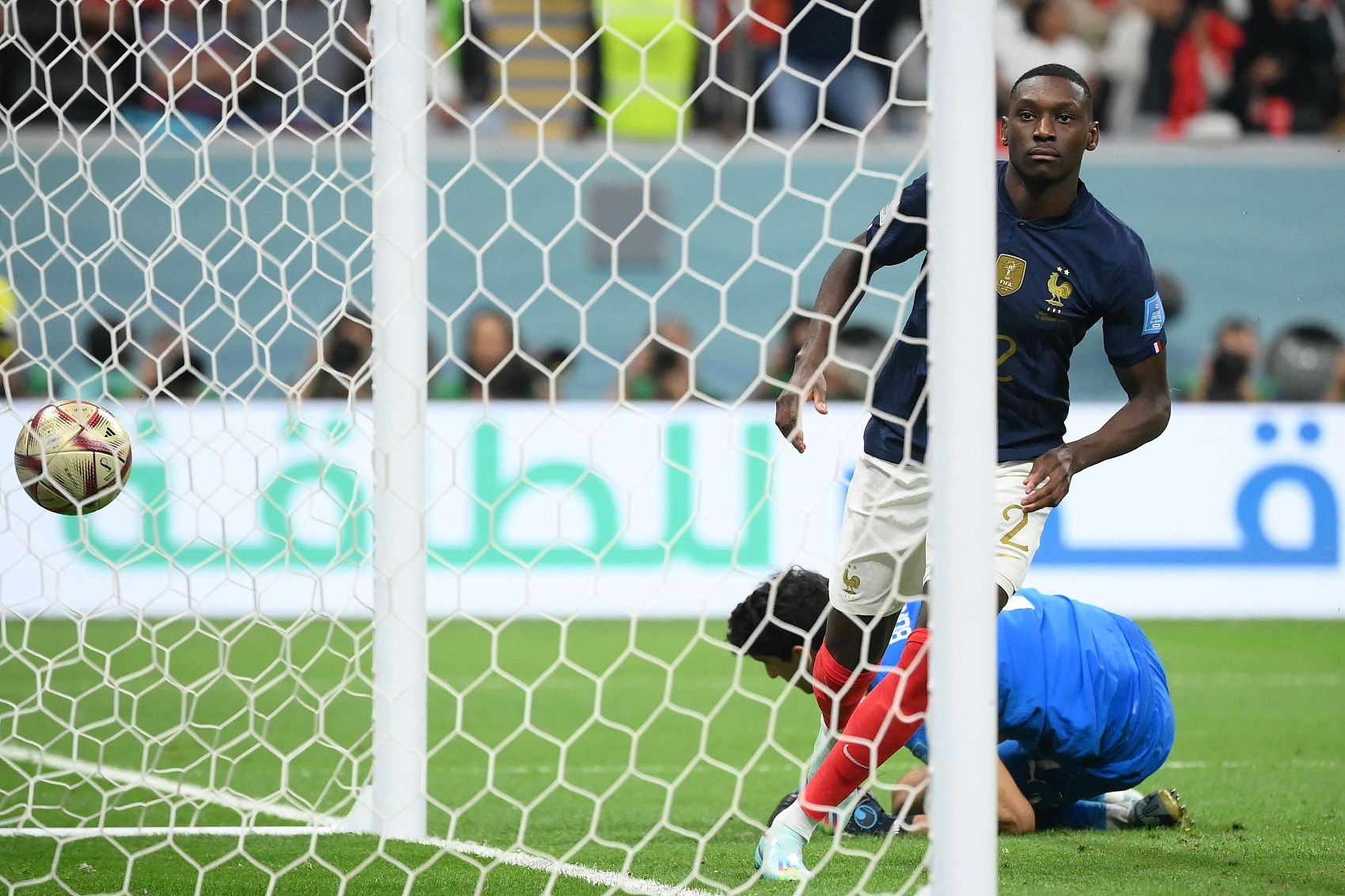 法国队穆阿尼连续进球，创造历史 