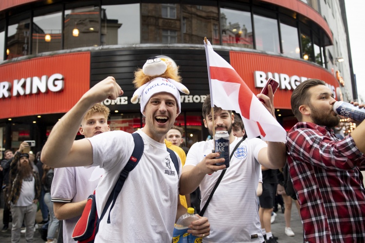 英格兰球迷疯狂抢购2024欧洲杯决赛机票 