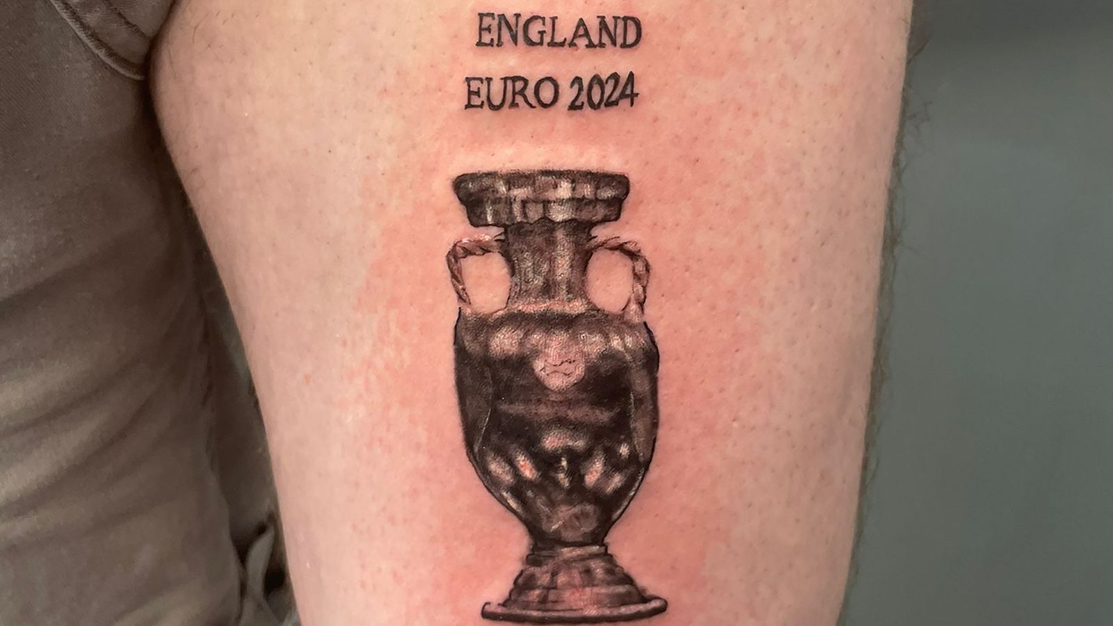 英格兰球迷坚信2028欧洲杯冠军纹身不改 