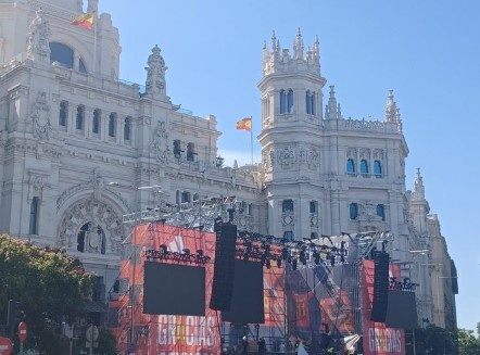 西班牙西贝莱斯广场已备好庆祝舞台 