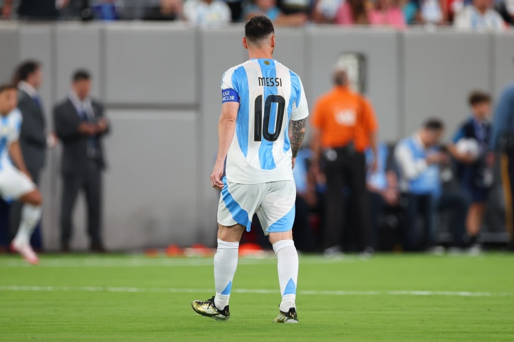 梅西因伤离场，阿根廷美洲杯决赛0-0战平哥伦比亚 