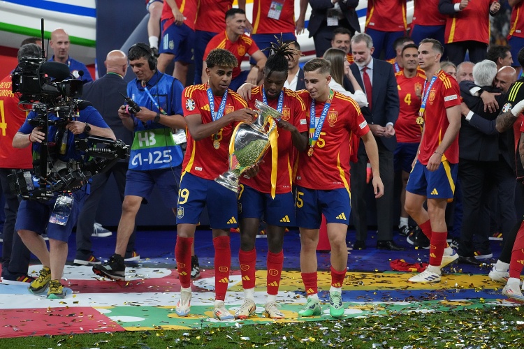 西班牙队夺得欧洲杯冠军，费尔明盛赞拉明-亚马尔 