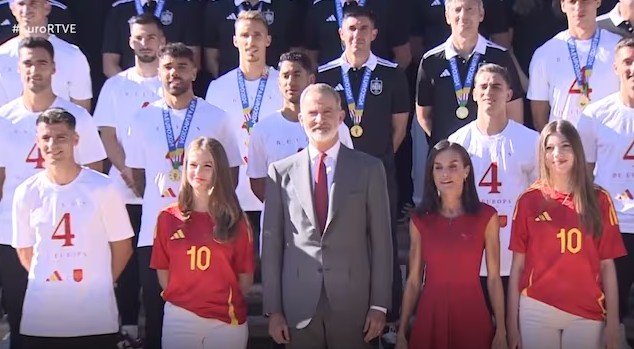 西班牙国王接见欧洲杯冠军队并表达祝贺 