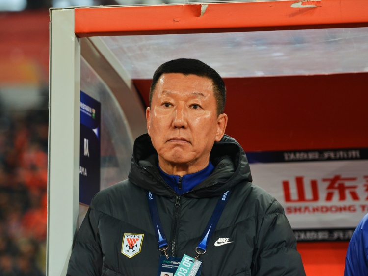 泰山队主教练崔康熙因健康原因回韩治疗 短期内帅位稳固 