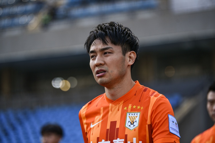 山东泰山4-1深圳新鹏城，吴兴涵马塞尔伤情不重 